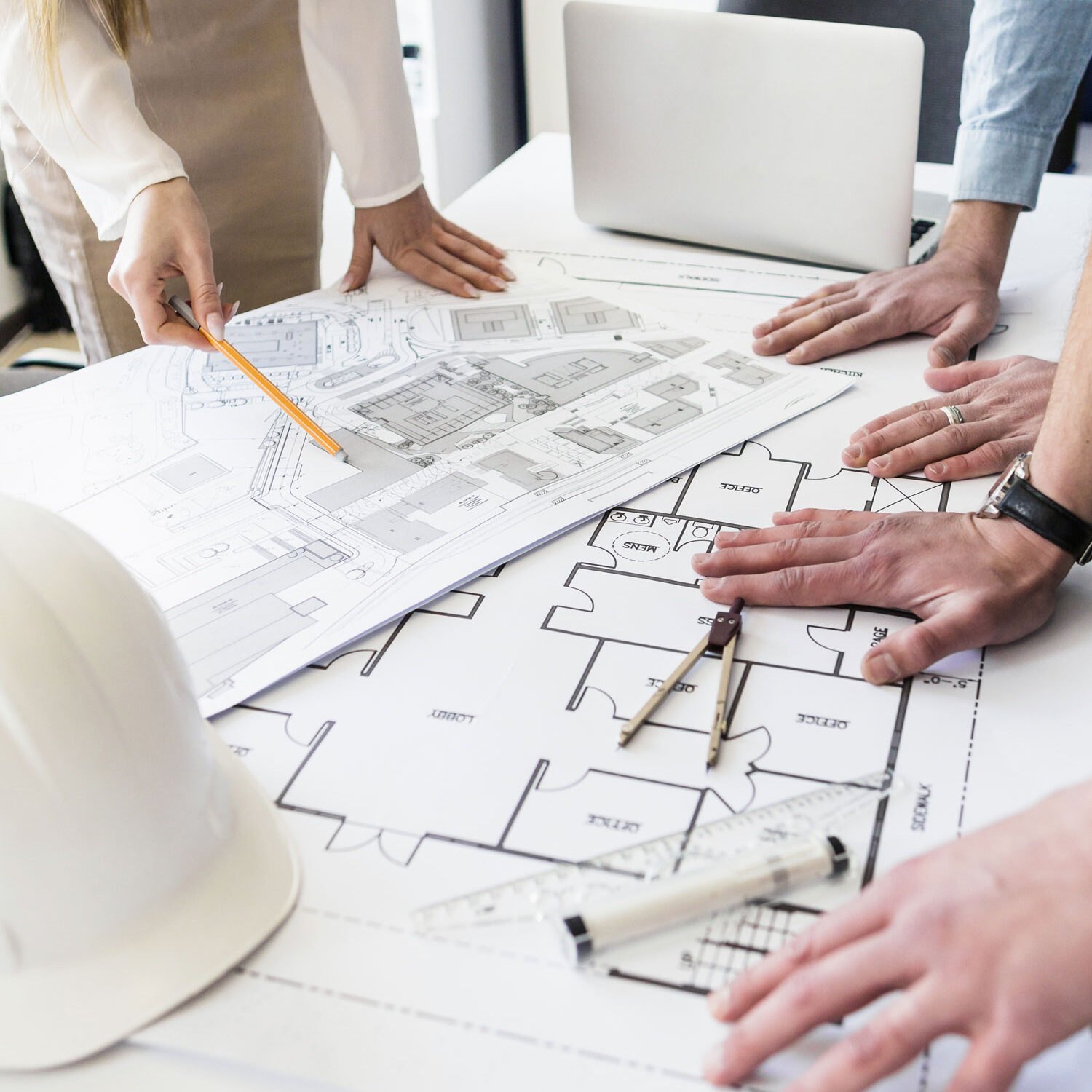 primer-plano-arquitecto-que-trabaja-plan-arquitectonico-mesa